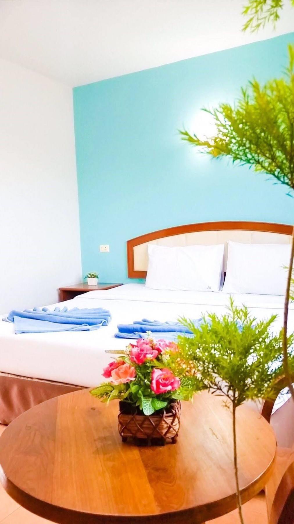J.Holiday Inn קראבי מראה חיצוני תמונה