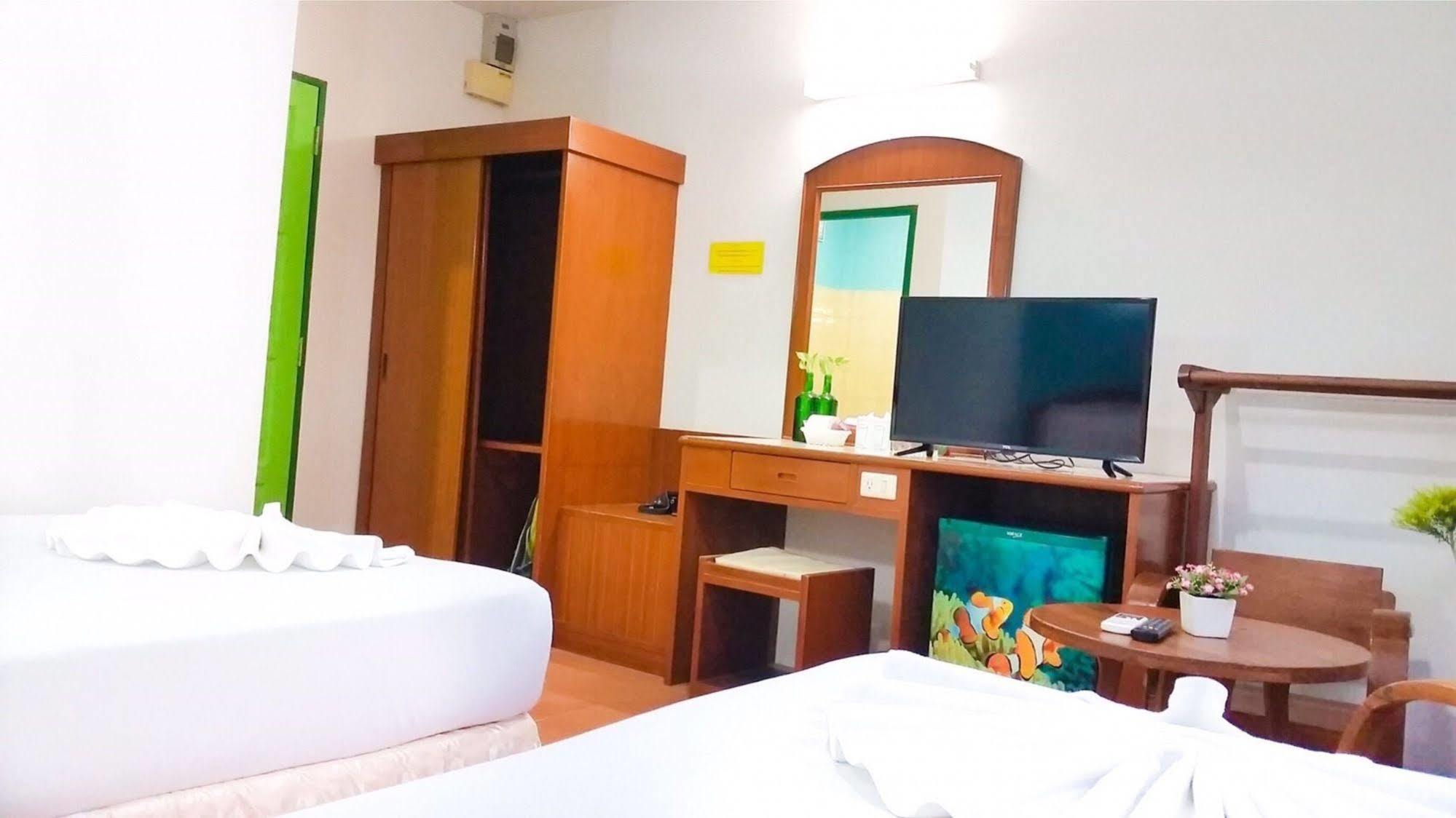 J.Holiday Inn קראבי מראה חיצוני תמונה